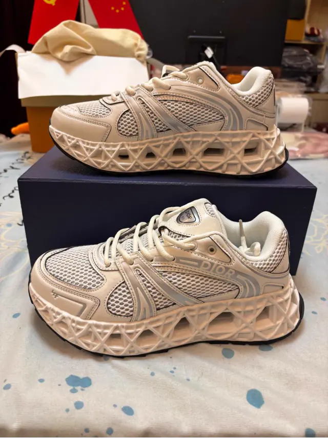 Customer sneaker order feedback